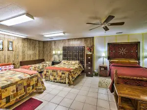 Pine Lodge Cabin on 450 Acres in Ozark Mountains