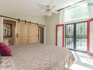 Secluded Oasis w Hot Tub, Screened-in Porch, WiFi!