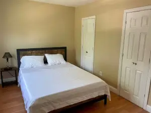 The Village - Private apartment w/ parking 5 min walking
