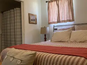 Castroville, Little Alsace of Texas, cozy backhouse! 20 minutes to theme parks