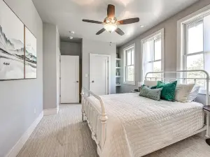 Carlton Landing. Large lakeview family home. Close to pool, pickleball & tennis!