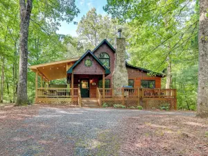 Pet-Friendly Cabin w/ Hot Tub in Mineral Bluff!