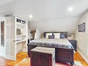 Cozy Cottage w/ Hot Tub in Freeland, Pets Welcome!
