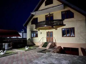 Roman Villa, Sleeps 8 With Parking and Garden
