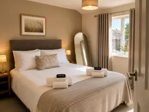 Spacious Corby House | Sleeps 8 | Patio & BBQ