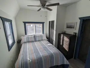 Starry Night Cabin 1-Bedroom with Loft and Mountain Views on US 93