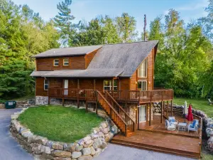 DEVILS LAKE ESCAPE -NEW OWNERS!!  SLEEPS 12 -8 BEDS WALK TO THE PARK