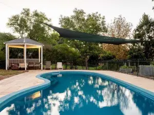 Spacious 100 Year Old Renovated Perth Hills Home with Pool & Nature Views