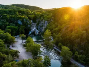 The Bluebird Cottage Style Cabin with Hot Tub Near Turner Falls and Casinos