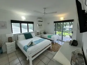 Tranquil Tropical 4 Bedroom House with Spa