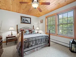 Roomy 3BR Cabin, easy access to snowmobile trail 4 & Hollywood Hills beach/ boat