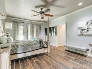 Pool, Hot Tub, Amazing Turf, Games Galore Luxury Villa in OKC