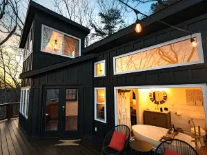 Breathtaking Tree House with Jacuzzi and Lofted Interior in Georgia