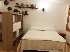 位於蒙特羅索埃特內奧的橡樹林中的小木屋