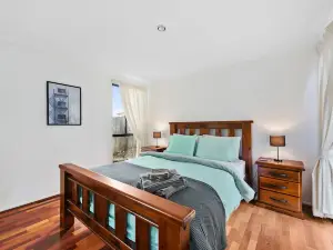 Spacious & Serene! 3Bed/2Bath/2+Cars ~ House