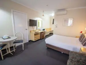 The Mid City Motor Lodge