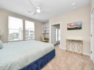 Luxury 2BR 2BA King Beds Houston Stay Fast Wi-Fi