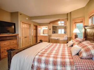 Lakefront Condo: Pool, Hot Tub, Sauna, Fireplaces, Deck