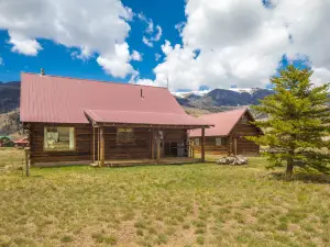 Cozy Ambiance and Rustic Charm - Serene Colorado Cabin Retreat