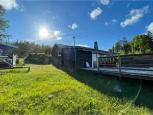 3 bedroom lakehouse with private bridge and garden