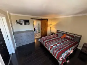 Amazing 2 Bed/2 Bath Ski-in & Ski-Out with Night Skiing.  Sleeps 8 Comfortably