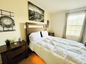 5 mins from Kissimmee and 20 mins from the parks!