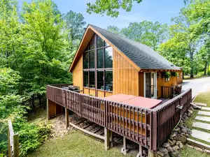 Wonderful Cabin with Hot-tub and Barbecue in Hedgesville, West Virginia