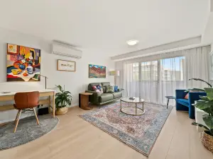 Braddon Retreat: Spacious 1-bed With Parking