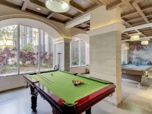 Luxe 2BHK 10min from GOI airport with Pool access