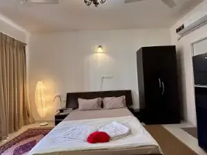 Good Stay Pool View Stylish Studio Apartment,6km from Airport, 307