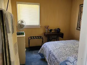 2 BR Cottage on the Sandy Beaches of Lake Huron- Greenbush- Sunrise Side