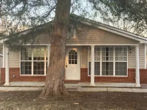 Cozy 1-bedroom house in charming West Point with AC, WiFi