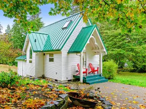 Fairytale Cottage with a Lovely Meadow Setting, Patio & WiFi - Walk to KVI Beach