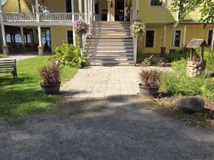 The Woods Inn