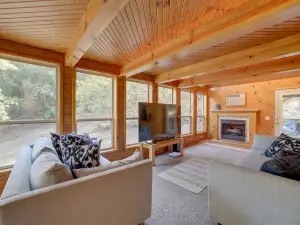 Lake Eufaula Retreat w/ Boat Slip & Fireplace!