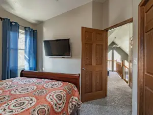 Wisconsin River Retreat, on Snowmobile Trail, 35 Min to Granite Peak, King Bed.