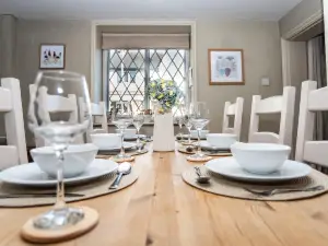 Historical Sherwood Forest Cottages - Sleeps 16