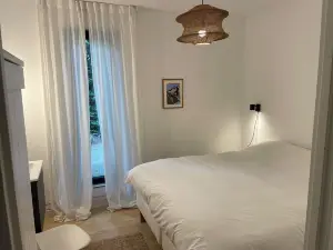 5 Minutes from IJsselmeer. 6 persons Chalet with large private garden near water