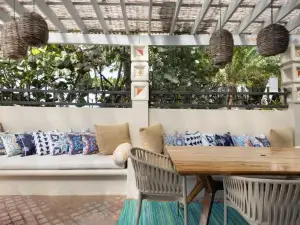 Tres Sirenas Beach Inn