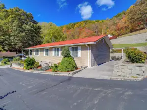 Laptop-Friendly Appalachian Mountain Retreat!