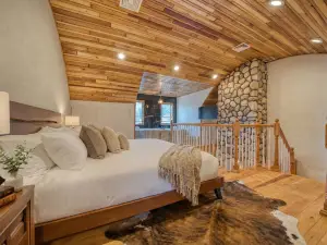 The Haüs Windham - Spacious Suites, Hot Tub, Mountain Views!