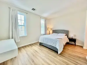 Upscale Cozy 2-bedroom apartment with AC, WiFi