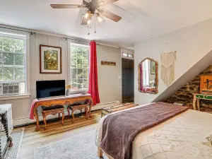 Charming Getaway < 1 Mi to Downtown Lambertville!