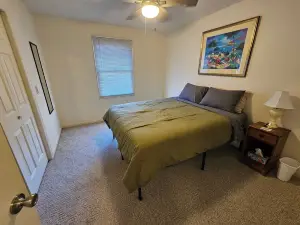"Cabin in the City" available for your pleasure. Walk to Downtown Burnsville.