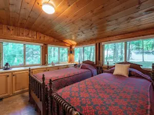 Rustic Pines - Woods, Water and Nature to Relax & Unwind.