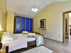 Bright stay with shared pool & BBQ in Tar