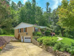 Fire Pit & Game Room: Family Home in Marshall