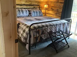 Authentic Montana wilderness log cabin (pet friendly)