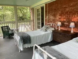 The Tannery!  Private Dipping Pool In The Warm Springs Stream!  Pet Friendly!