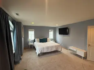 4bd 2.5 ba/4King Beds/ W/D/  Fenced Yard/ 24hr Security